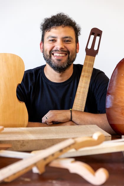 Los violines son parte del trabajo de Ezequiel Camacho