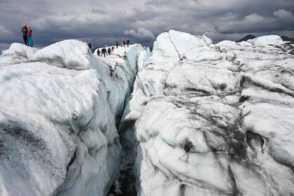Los visitantes caminan a la vera de una grieta profunda formada en el glaciar. Las diferentes tonalidades del hielo y los claroscuros del Matanuska son un atractivo único