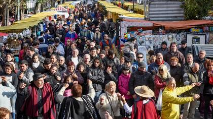 Los visitantes copan la Avenida de los Corrales, en Mataderos