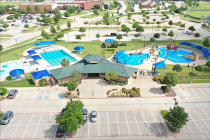 Los visitantes de la ciudad más segura de Texas en 2026 pueden realizar diferentes actividades al aire libre, como jugar al golf o practicar senderismo