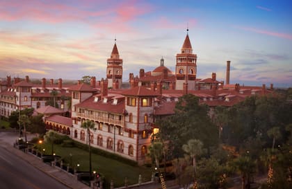 Los visitantes de San Agustín pueden hacer recorridos históricos en Flagler College, donde destacan el patrimonio arquitectónico del antiguo Hotel Ponce de León