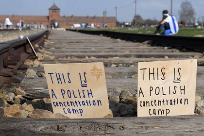 Los visitantes dejan mensajes en las icónicas vías de tren que conducen a la entrada del campo. Se lee: "Este es un campo de concentración polaco"