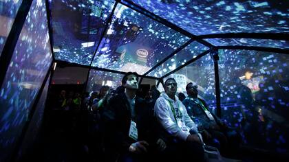 Los visitantes disfrutan de un paseo simulado en el stand de Intel