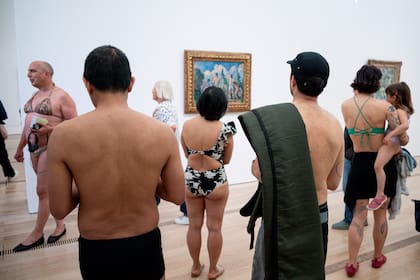 Los visitantes en traje de baño recibieron entrada gratuita para admirar el cuadro "Bañistas" de Paul Cézanne