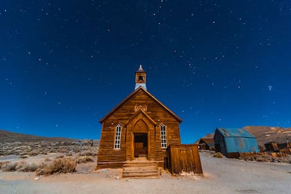 Los visitantes encuentran en Parque Histórico de Bodie antiguas estructuras de la ciudad