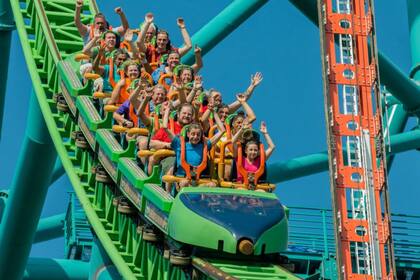 Los visitantes esperan por la nueva construcción (Foto: Six Flags Great Adventure)