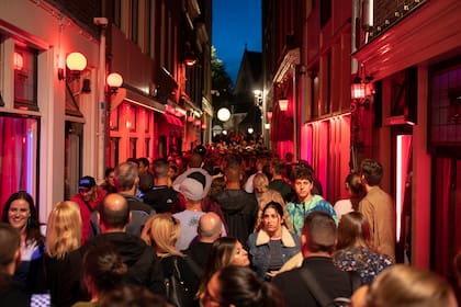 Los visitantes llenan el Barrio Rojo de Ámsterdam el 11 de agosto de 2018