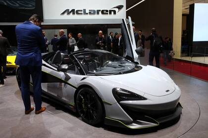 Los visitantes miran el auto modelo 600LT en el stand de McLaren.