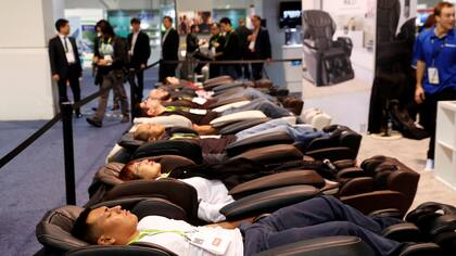 Los visitantes prueban la silla Panasonic MAJ7