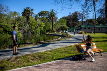 Los visitantes pueden aprovechar los espacios abiertos y mejorados, con la incorporación de senderos y más verde