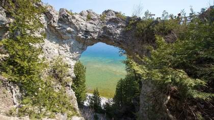 Los visitantes pueden ir a pie, en bicicleta o a caballo hasta Arch Rock