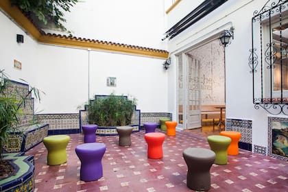 Los visitantes pueden recorrer los distintos ambientes, como el espléndido patio español.
