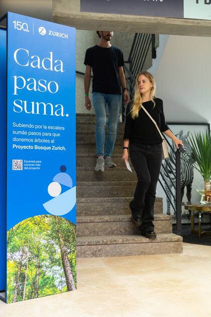 Los visitantes que suban por la escalera sumarán pasos para que se donen más árboles al Proyecto Bosque Zurich