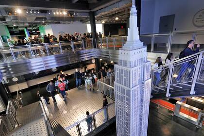 Los visitantes se encuentran en la entrada con una gran maqueta del Empire State Building