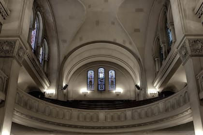 Los vitrales distribuidos en los laterales del edificio son el elemento decorativo por excelencia