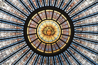 Los vitrales dominan la escena en varios de los ambientes del Palacio Paz. La cúpula principal no puede ser observada desde la calle