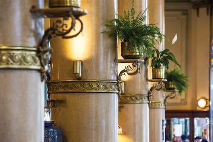 Los vitrales, la boiserie, mármoles italianos y los muebles traídos desde París son parte del gran capital histórico que conserva la confitería de Rivadavia y Medrano