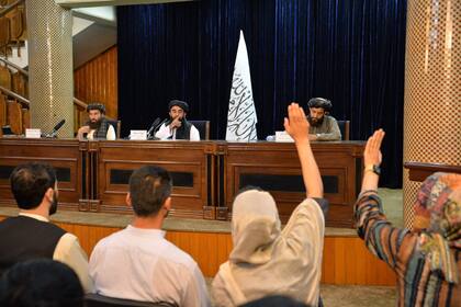 Los voceros de los talibanes durante la conferencia de prensa que siguió al atentado en el aeropuerto