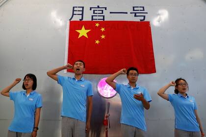 Los voluntarios, antes de entrar en su aislamiento en el Palacio Lunar