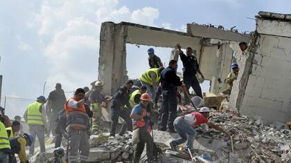 Los voluntarios comenzaron ayer las tareas de rescate minutos después del violento terremoto