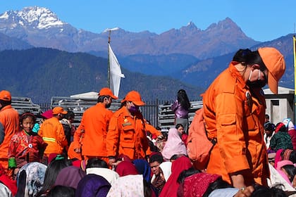 Los voluntarios de Bután, conocidos como De-suung