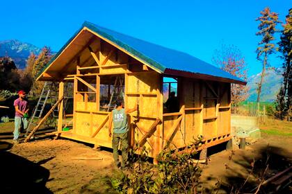 Los voluntarios de el Arte de Vivir construyendo una casa en la Comarca Andina