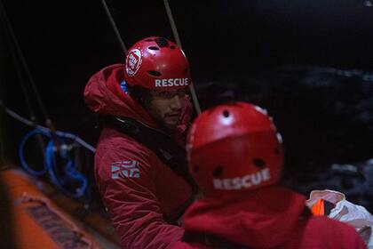 Los voluntarios de Open Arms se preparan en el bote de rescate en el Mar Mediterráneo 