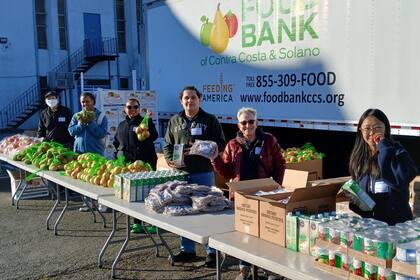 Los voluntarios distribuyen por alimentos por toda la ciudad