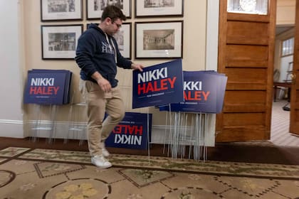 Los voluntarios hacen señales en el patio para la candidata presidencial republicana Nikki Haley antes de hablar en un evento de campaña en New Hampshire luego de su tercer puesto en el caucus de Iowa el 16 de enero de 2024 en Manchester, New Hampshire