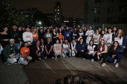 Los voluntarios recorren las calles todos los jueves en busca de personas que necesiten un plato de comida