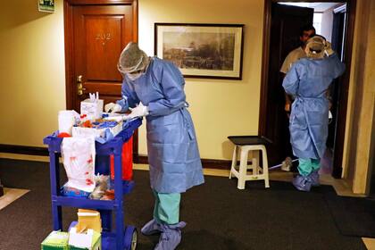 Los cambios generan controversia porque implican la posibilidad de que se sumen enfermedades que exijan costosas medidas de control, como habitaciones de hospital con aislamiento y equipo de protección para el personal de salud