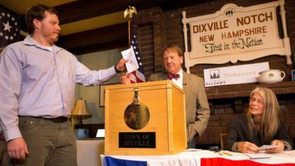 Los votantes depositan su sufragio y los votos son sumados a los que fueron enviados por anticipado, por lo que el conteo da un resultado casi inmediato