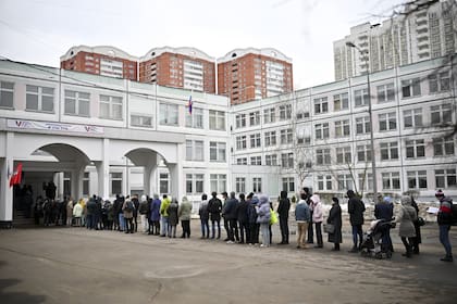 Los votantes hacen cola en un colegio electoral al mediodía, hora local, en Moscú, Rusia, el domingo 17 de marzo de 2024, después de que la oposición llamara a todos a votar en señal de protesta contra Putin