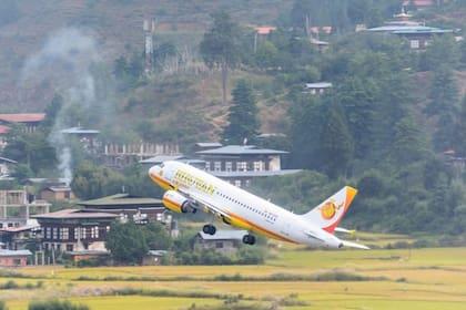Los vuelos a Bután se llevan a cabo en horarios temprano, y nunca se realizan por la noche debido a que los pilotos no disponen de radar para el aterrizaje