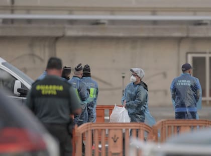Los vuelos de repatriación para los casi 150 pasajeros a bordo del barco, impactado por un brote mortal de hantavirus, comenzaron cuando los pasajeros y parte de la tripulación fueron trasladados a tierra en embarcaciones más chicas y luego en micro hasta el aeropuerto, para finalmente regresar a sus países tras semanas en el mar