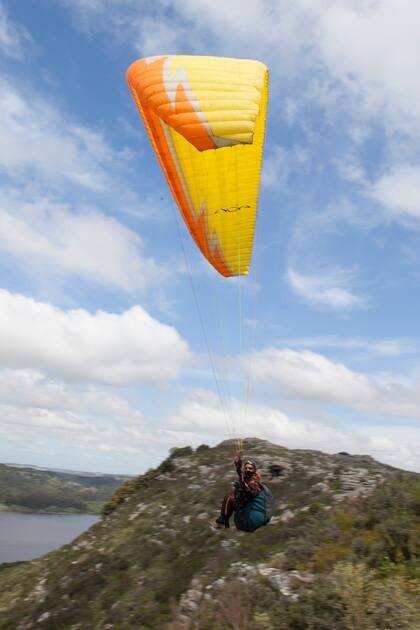Los vuelos en parapente desde la sierra son el plato fuerte de Piedra Naranja: Carlos Kiricos, el dueño del complejo, es instructor experto de esta disciplina.
