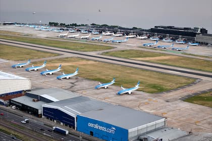 Los vuelos fueron suspendidos por el paro, en Aeroparque se ven los aviones estacionados en la pista