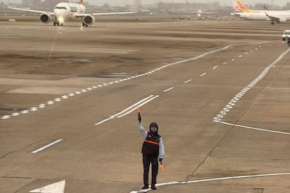 Los vuelos procedentes de países en donde se registra el brote de ébola deben pasar por mayores controles de seguridad