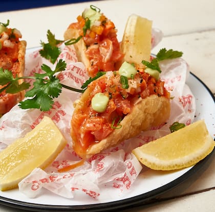 Los wantacos, una reversión del taco tradicional en la que la masa de wantán frita envuelve un tartar de trucha con salsas sriracha, mae ploy y togarashi
