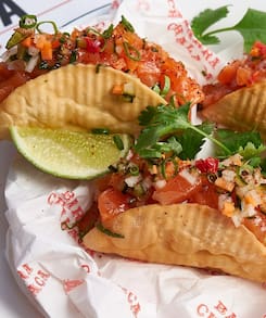 La comida callejera que se volvió emblema cultural: 7 lugares para comer versiones clásicas y de autor en Buenos Aires