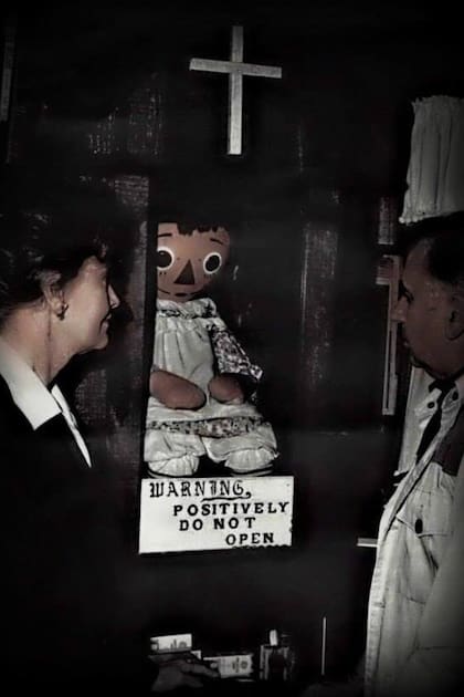 Los Warren observan a la muñeca Annabelle, encerrada en una caja que es preferible no abrir