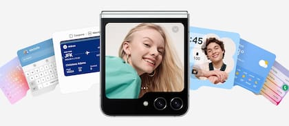 Los widgets disponibles para la pantalla externa del Galaxy Z Flip5; también puede mostrar mapas, videos de YouTube y de Netflix, y mensajes de WhatsApp