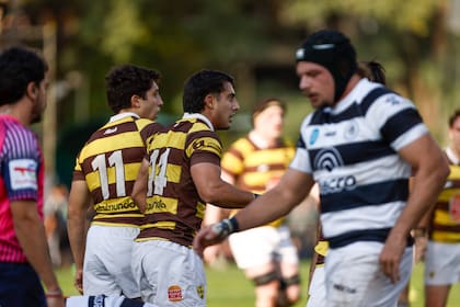 Los wings de Belgrano: Félix Ceñal (11) hizo un try, y Pedro Arana (14), autor de dos; lo sufre Rocca Rivarola