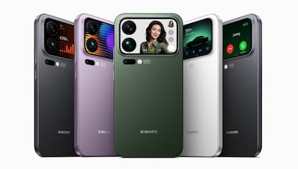 Los Xiaomi 17 Pro y 17 Pro Max tienen un chip Snapdragon 8 Elite GEn 5 y una pantalla trasera que puede mostrar un reloj, controles multimedia, notificaciones, servir de visor para las selfies o incluso mostrar juegos