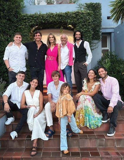 Los Yankelevich en el último festejo de Año Nuevo en Punta del Este. De pie, Rossella della Giovampaola y Gustavo Yankelevich, rodeados por los hijos varones de la recordada Romina Yan, Valentín y Fran. Sentados, Azul, otra hija de Romina, y Sofía Reca y Tomás Yankelevich con sus hijos Inti y Mila.