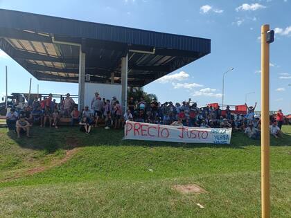 Los yerbateros llevan adelante una medida de fuerza en la provincia de Misiones