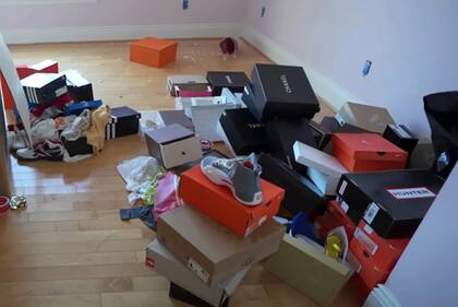 Los youtubers encontraron zapatos y perfumes de alta gama en perfecto estado