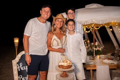 Los Zanetti posan antes de cortar la torta de cumpleaños, que fue un exquisito rogel. Sol, la hija mayor de la pareja, no pudo ser de la partida: se quedó en Italia porque tenía su viaje de graduación y, además, entradas para el show de Taylor Swift.