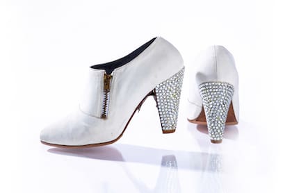 Los zapatos blancos que Prince usó durante la gira Musicology Live 4ever de 2004