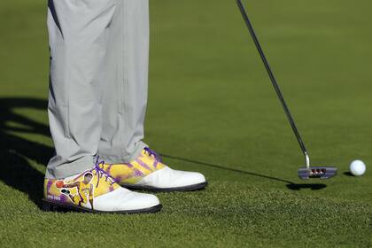 Los zapatos de Justin Thomas, con la figura de Bryant y los colores de Los Angeles Lakers.